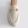 Mules tipo mocasín con detalle de bocado