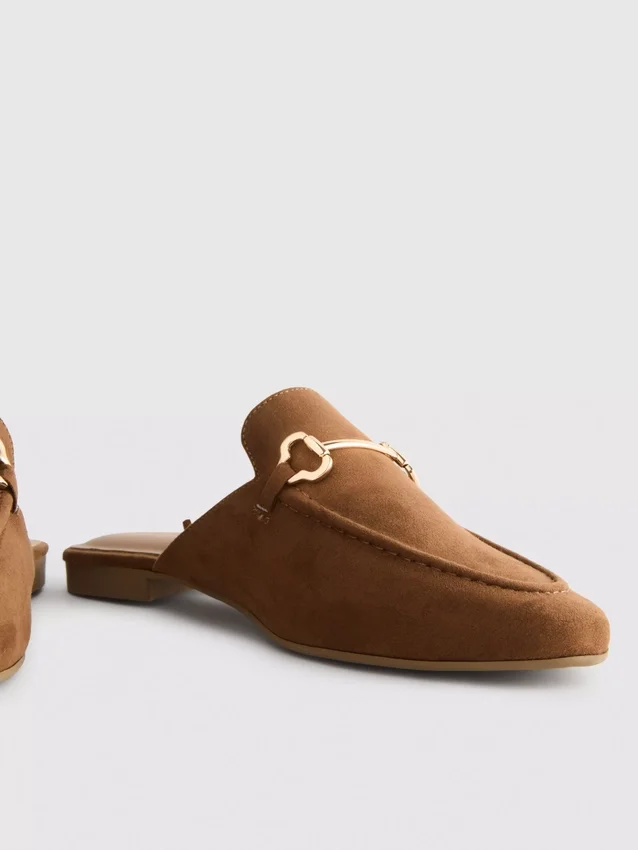 Mules tipo mocasín con detalle de bocado