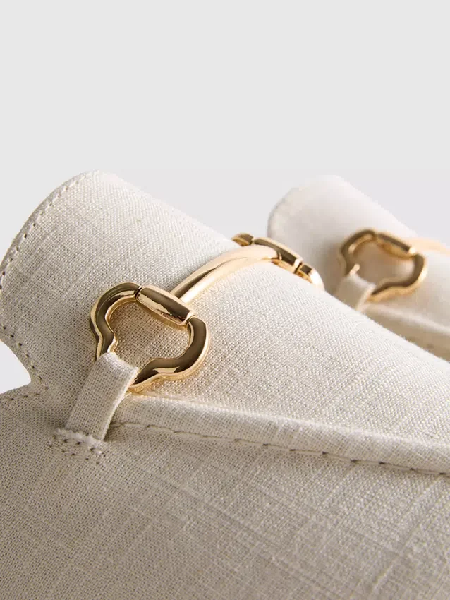 Mules tipo mocasín con detalle de bocado