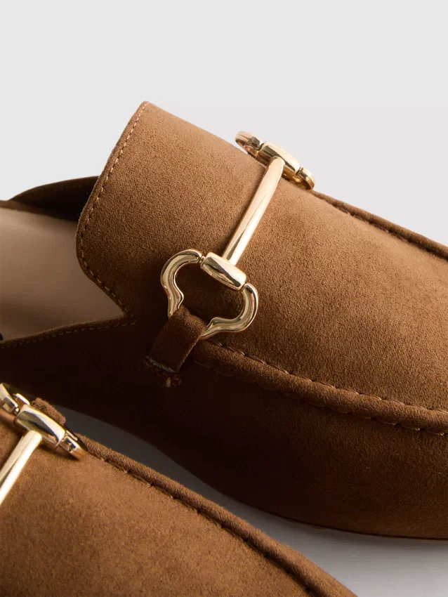 Mules tipo mocasín con detalle de bocado