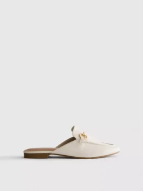 Mules tipo mocasín de imitación de cuero con detalle de bocado de montura