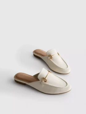 Mules tipo mocasín de imitación de cuero con detalle de bocado de montura