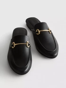 Mules tipo mocasín de imitación de cuero con detalle de bocado de montura