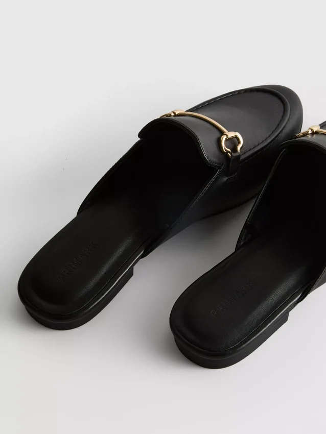 Mules tipo mocasín de imitación de cuero con detalle de bocado de montura