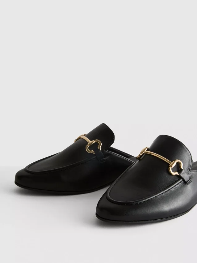 Mules tipo mocasín de imitación de cuero con detalle de bocado de montura