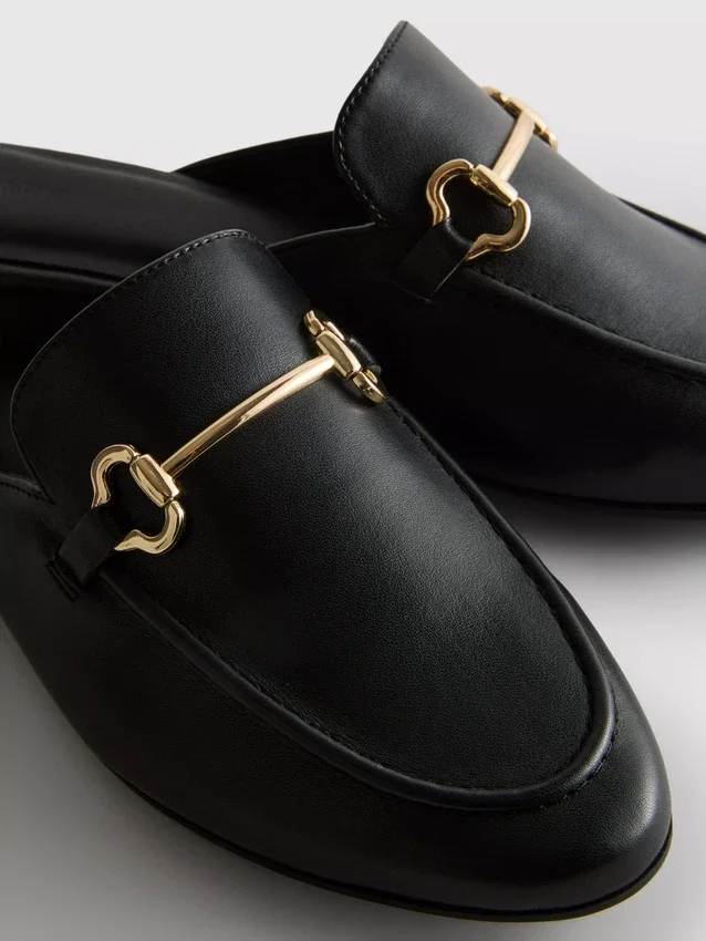 Mules tipo mocasín de imitación de cuero con detalle de bocado de montura