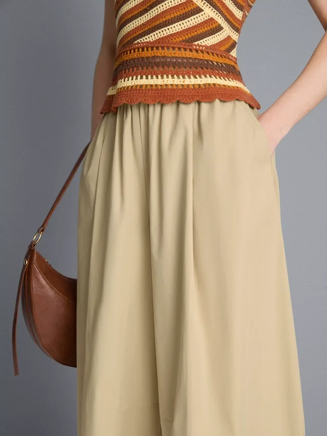 Pantalones acampanados plisados con tacto de papel