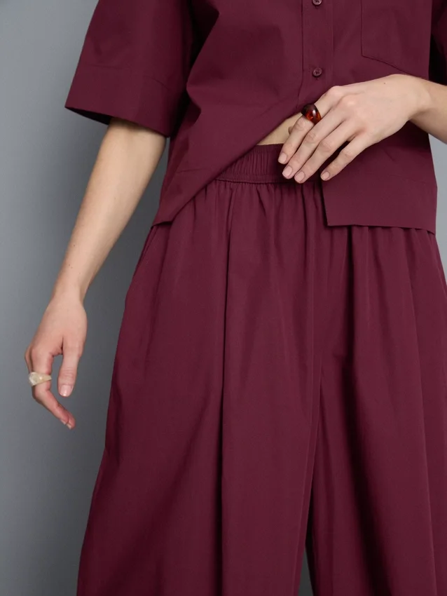 Pantalones acampanados plisados con tacto de papel