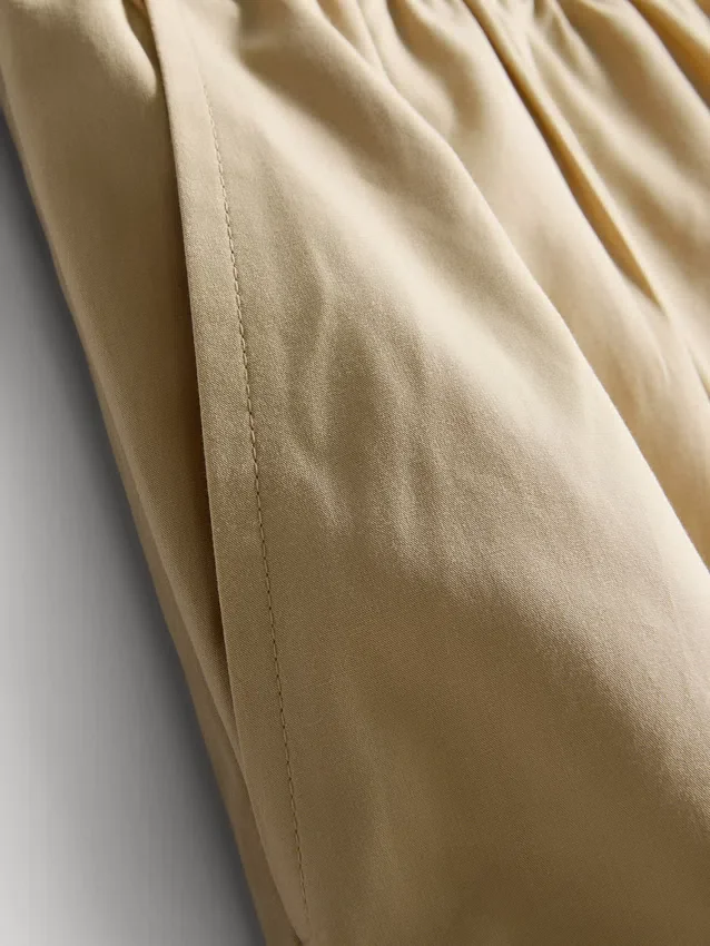 Pantalones acampanados plisados con tacto de papel