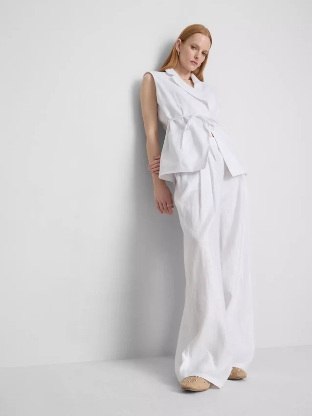 Pantalones anchos de lino plisados de The Edit