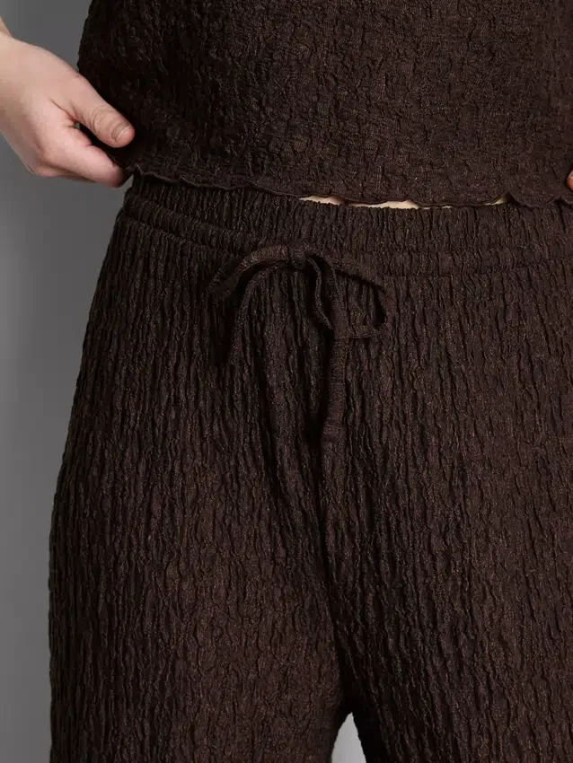 Pantalones arrugados de pierna recta con cordón