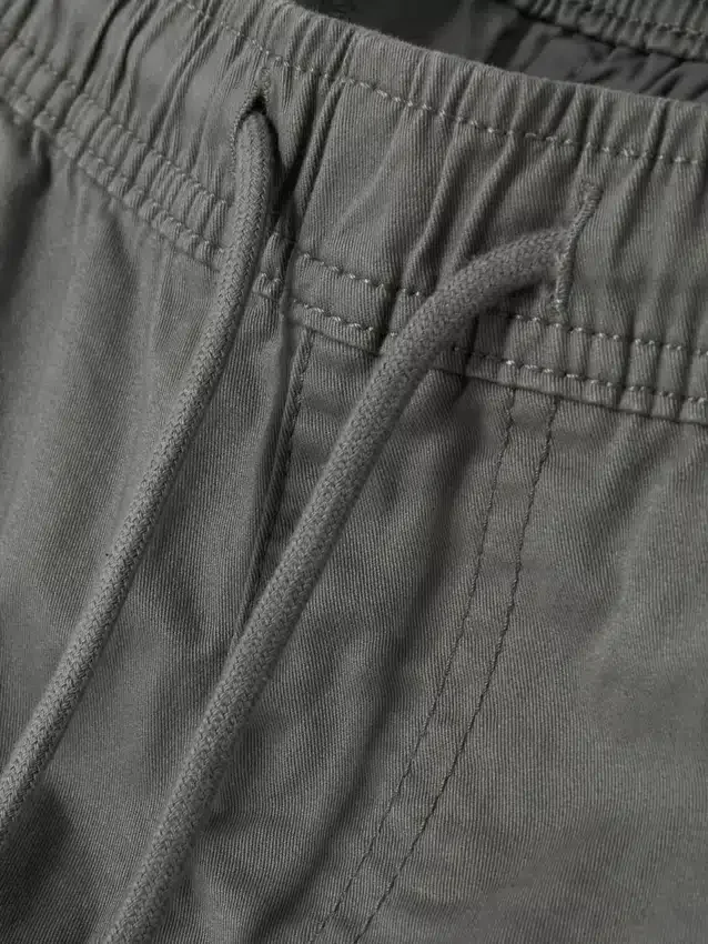 Pantalones cargo con dobladillo