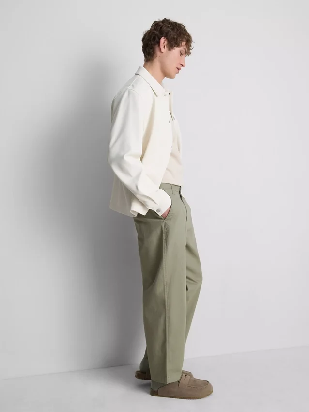 Pantalones chinos holgados de talle medio