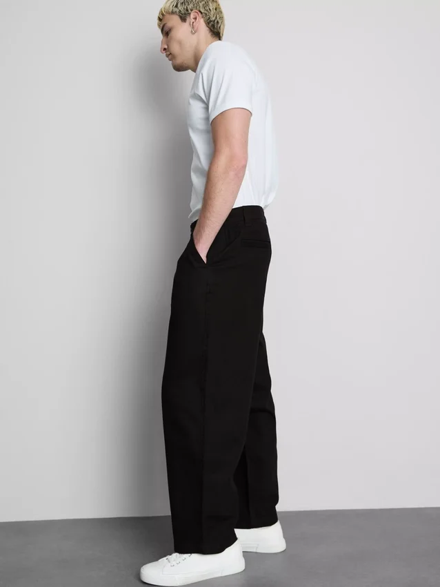 Pantalones chinos holgados de talle medio