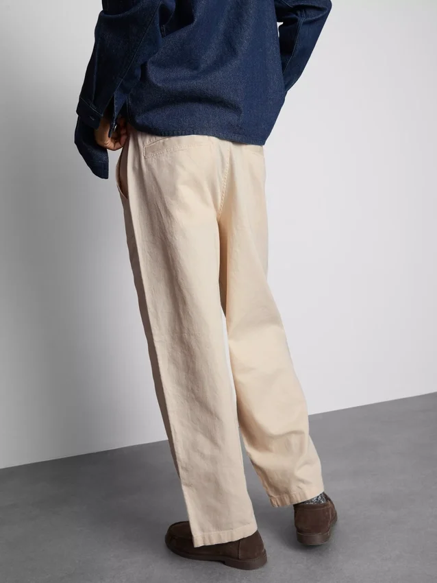 Pantalones chinos holgados de talle medio