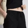 Pantalones cortos arrugados con cordón