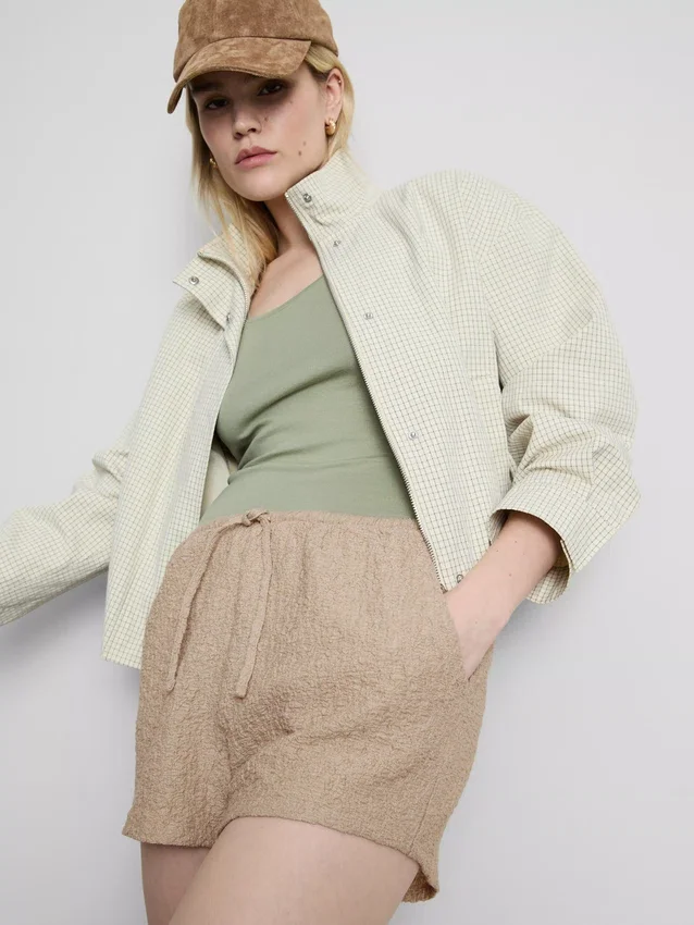 Pantalones cortos arrugados con cordón