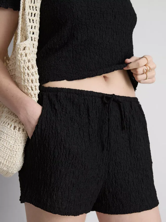 Pantalones cortos arrugados con cordón