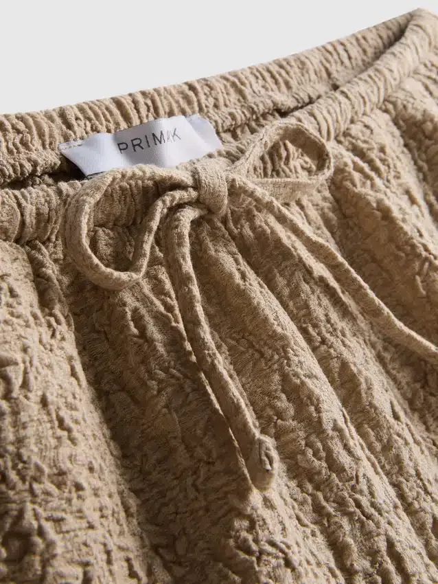Pantalones cortos arrugados con cordón