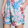 Pantalones cortos con estampado floral tipo graffiti