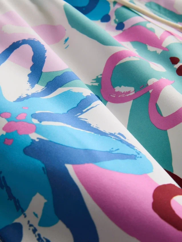 Pantalones cortos con estampado floral tipo graffiti