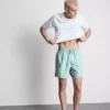 Pantalones cortos con hojas bordadas
