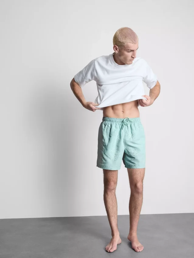 Pantalones cortos con hojas bordadas