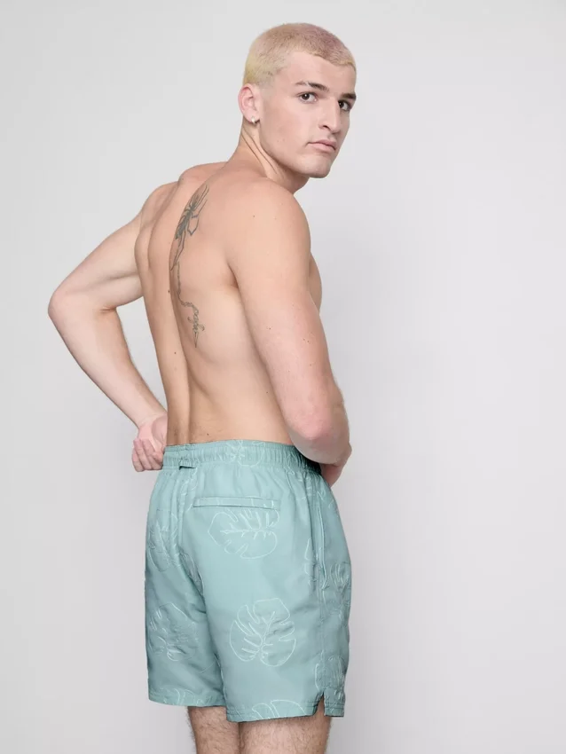 Pantalones cortos con hojas bordadas