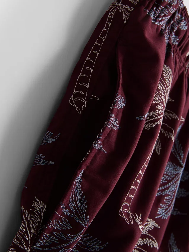Pantalones cortos con palmeras bordadas