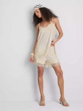 Pantalones cortos con ribete de encaje de Paula Echevarría