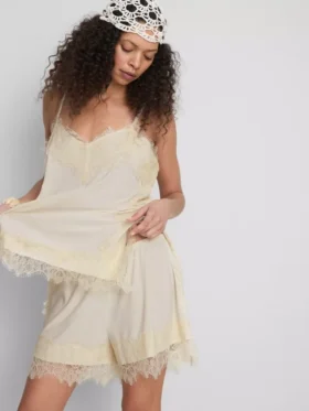 Pantalones cortos con ribete de encaje de Paula Echevarría