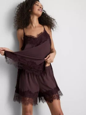 Pantalones cortos con ribete de encaje de Paula Echevarría