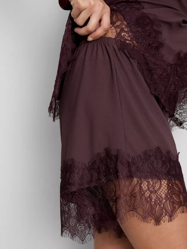 Pantalones cortos con ribete de encaje de Paula Echevarría