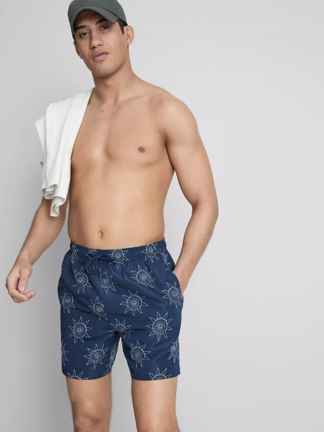 Pantalones cortos con sol bordado