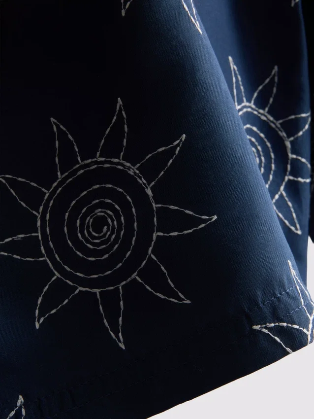 Pantalones cortos con sol bordado