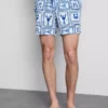 Pantalones cortos con textura de azulejos mediterráneos