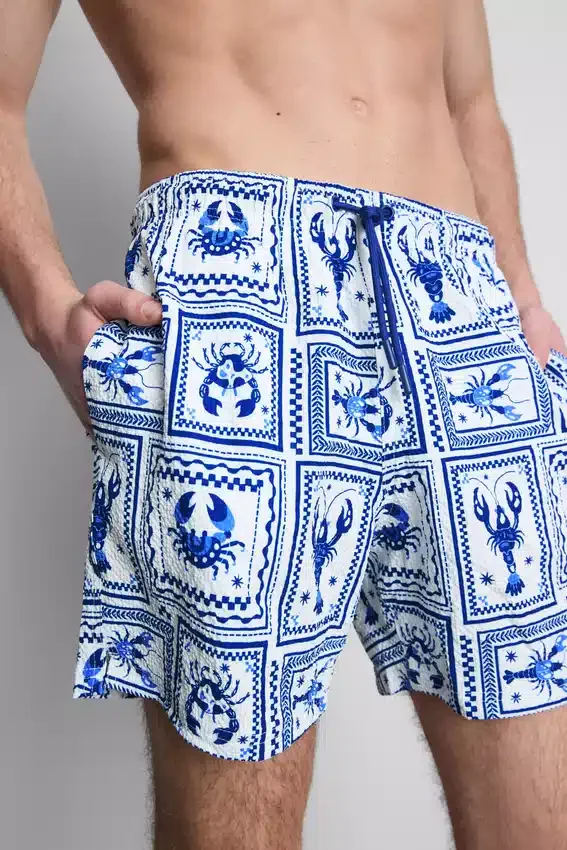Pantalones cortos con textura de azulejos mediterráneos