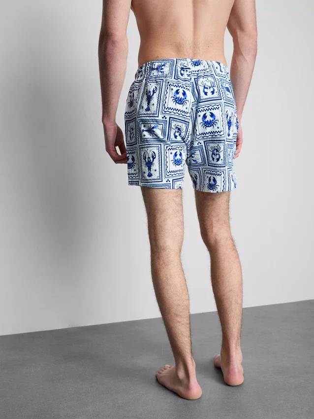 Pantalones cortos con textura de azulejos mediterráneos