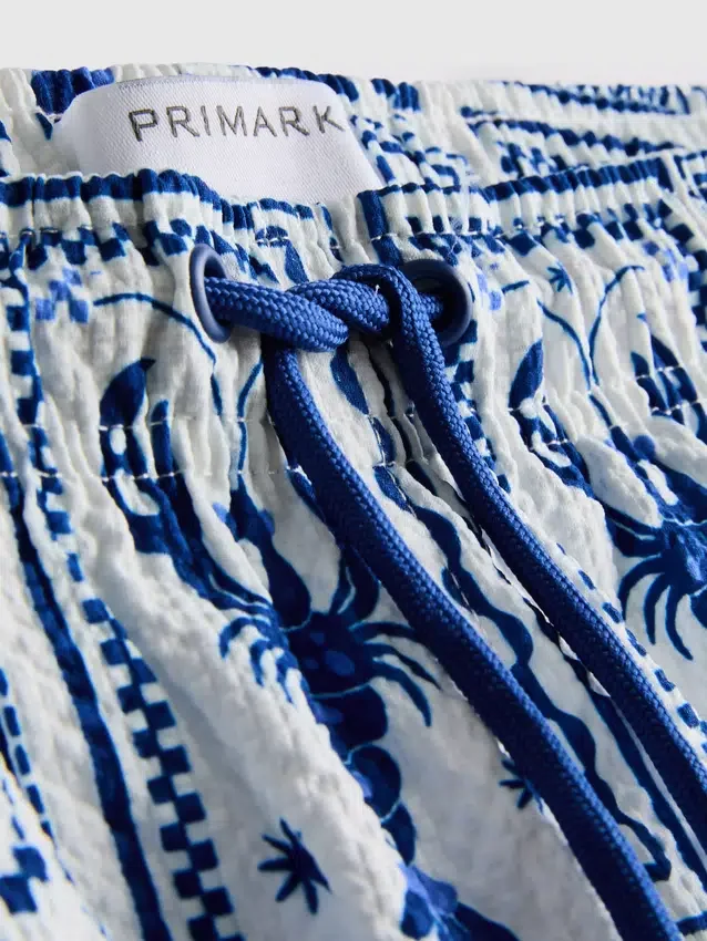 Pantalones cortos con textura de azulejos mediterráneos