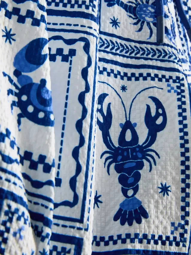 Pantalones cortos con textura de azulejos mediterráneos