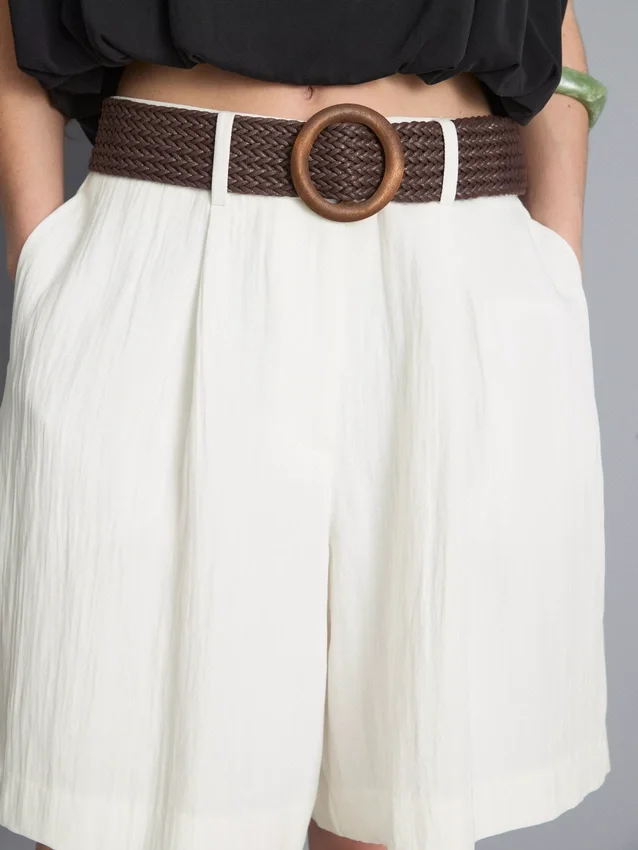 Pantalones cortos con textura y cinturón