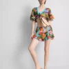 Pantalones cortos con volantes y estampado tropical