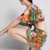 Pantalones cortos con volantes y estampado tropical