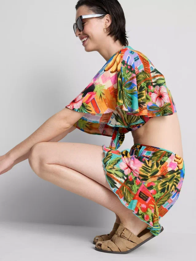 Pantalones cortos con volantes y estampado tropical