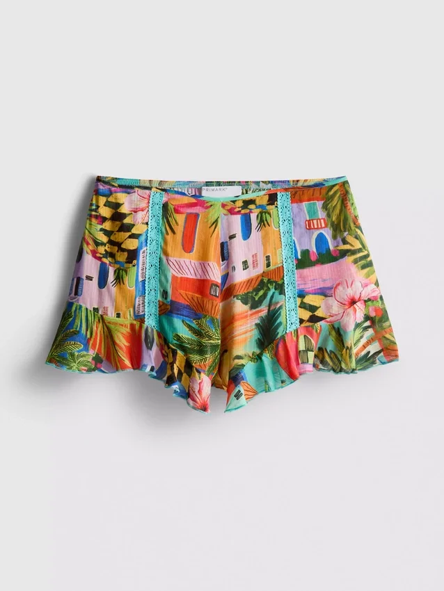 Pantalones cortos con volantes y estampado tropical
