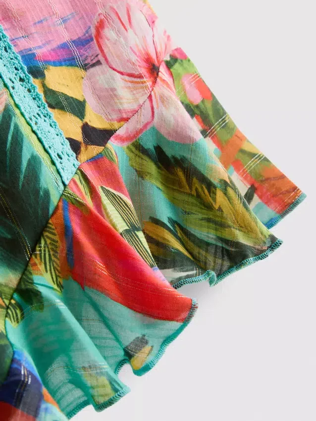 Pantalones cortos con volantes y estampado tropical