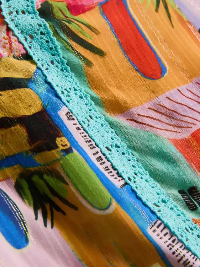 Pantalones cortos con volantes y estampado tropical