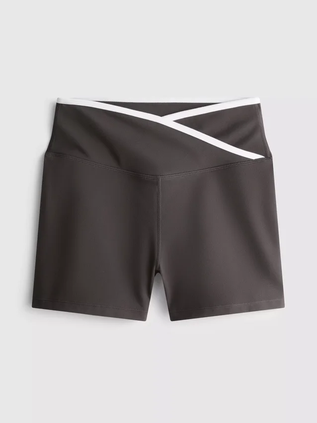 Pantalones cortos cruzados en contraste