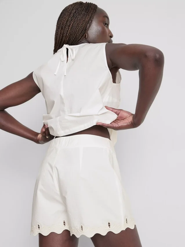 Pantalones cortos de algodón bordados con bordes festoneados