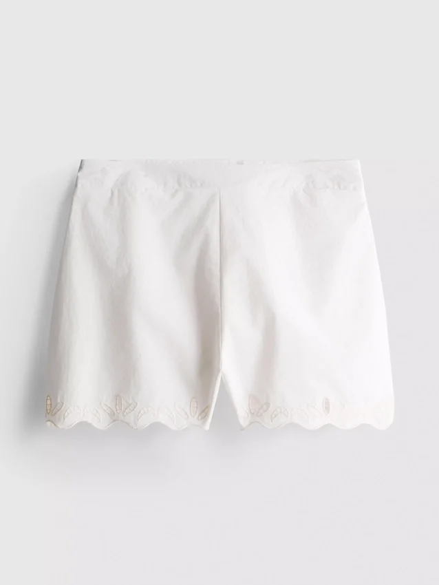 Pantalones cortos de algodón bordados con bordes festoneados